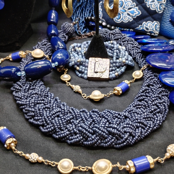 Elegant Blue Necklace Set - Picture 6 of 13